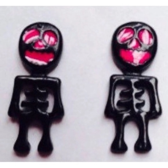 🎃 Mini Pink Skeleton Stud Halloween Earrings NEW - Picture 3 of 5